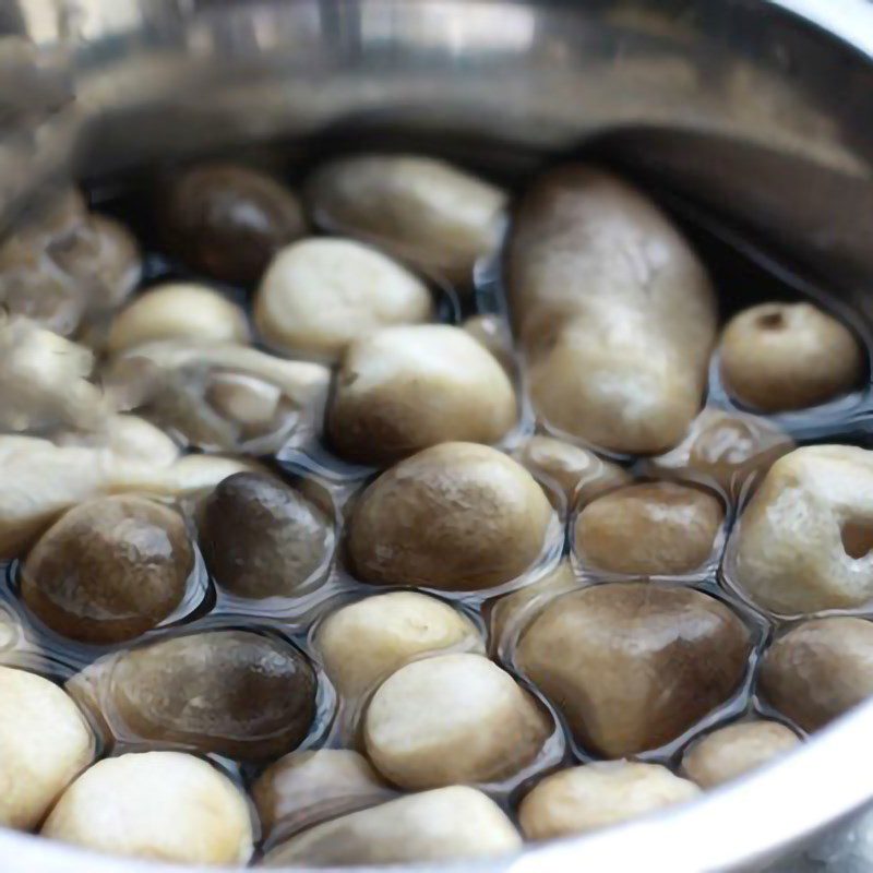 Step 1 Prepare the ingredients for Stir-fried squid with straw mushrooms and abalone