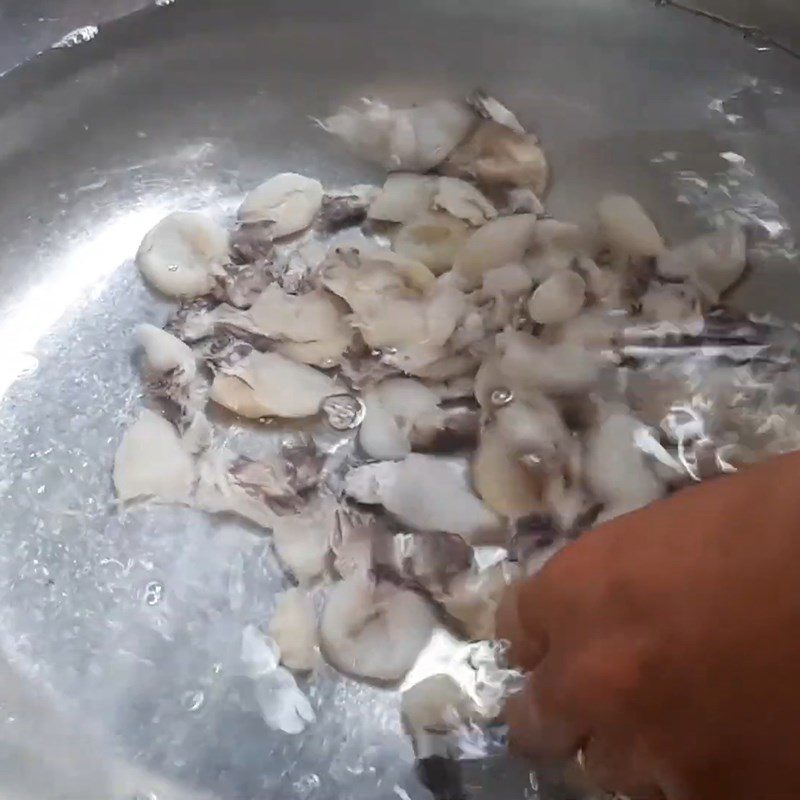 Step 1 Prepare the ingredients for Stir-fried squid with straw mushrooms and abalone