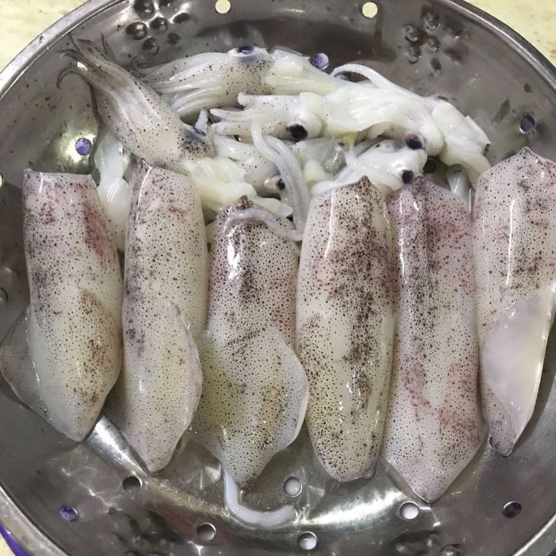 Step 1 Prepare squid Squid steamed with garlic sauce