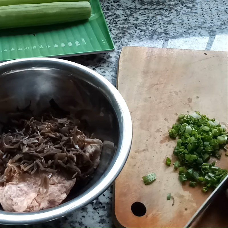 Step 1 Prepare the ingredients for steamed stuffed gourd with meat