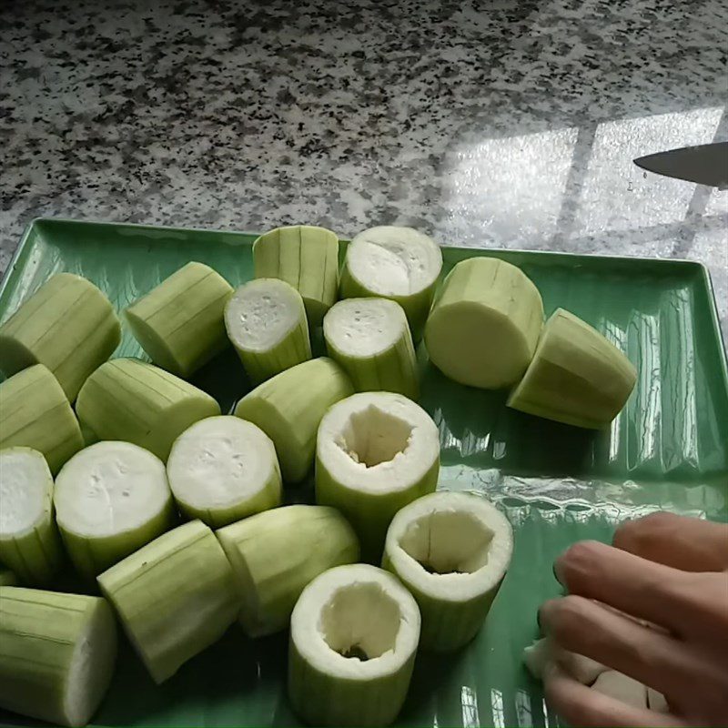 Step 1 Prepare the ingredients for steamed stuffed squash