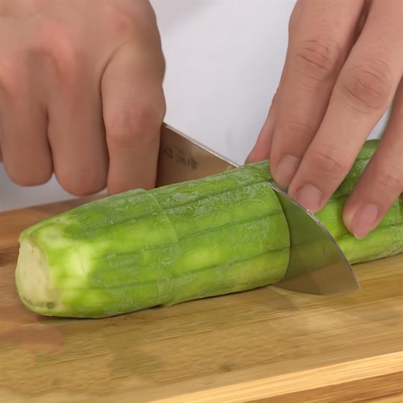 Step 1 Prepare the bitter melon Steamed stuffed bitter melon with shrimp