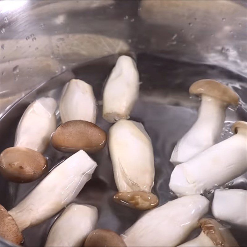 Step 2 Preparing the mushrooms Zucchini steamed mushrooms