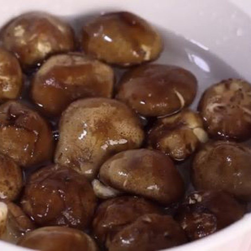 Step 2 Prepare the mushrooms for braised pork leg with shiitake mushrooms