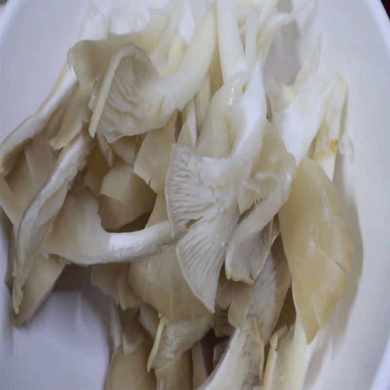 Step 2 Prepare mushrooms for vegetarian bun thang