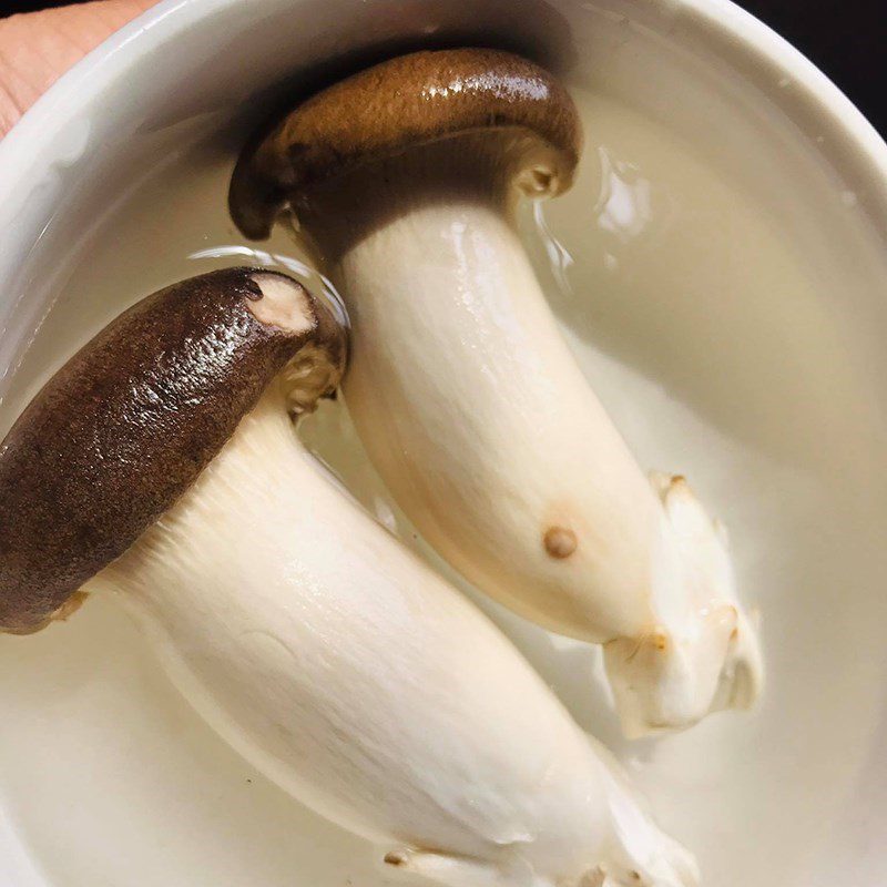 Step 2 Prepare mushrooms for vegetarian bun thang