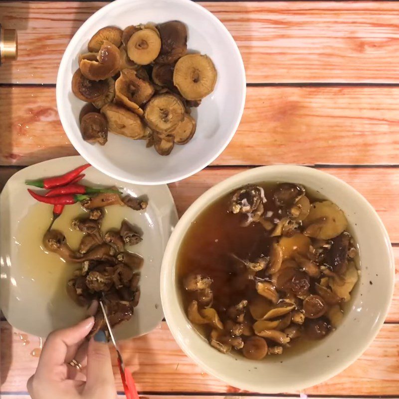 Step 2 Prepare the mushrooms for braised pork leg with shiitake mushrooms