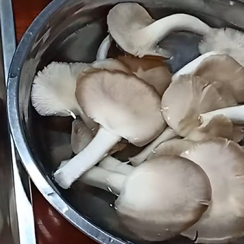 Step 1 Prepare oyster mushrooms Simple steamed oyster mushrooms with lemongrass