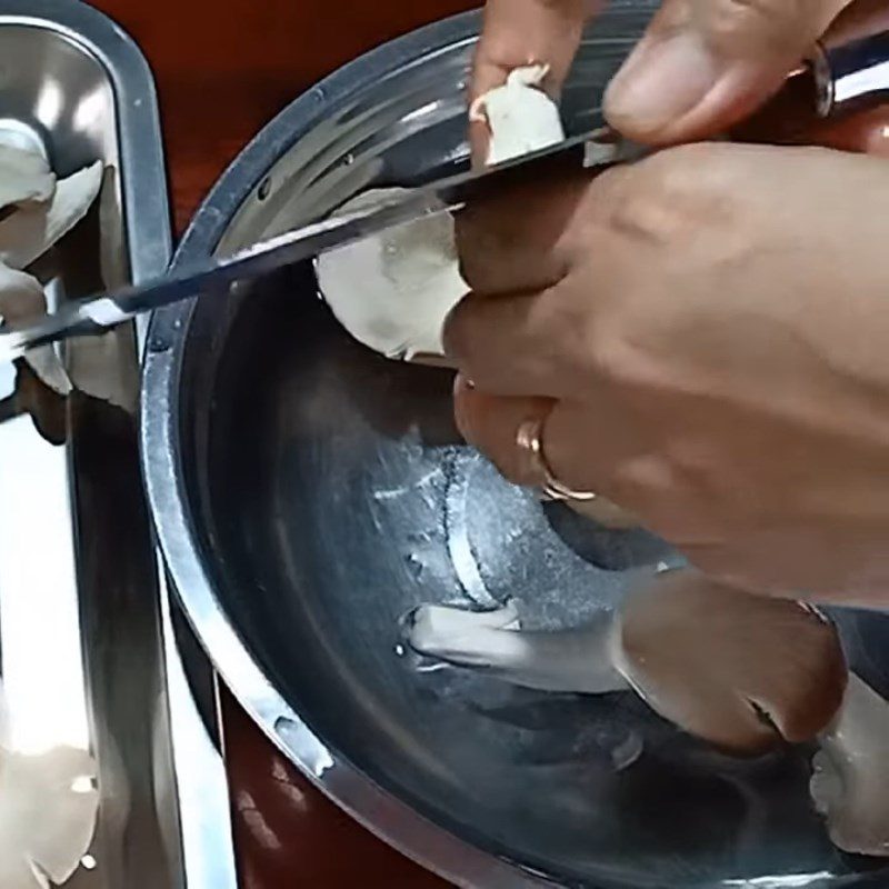 Step 1 Prepare the oyster mushrooms Simple steamed oyster mushrooms with lemongrass