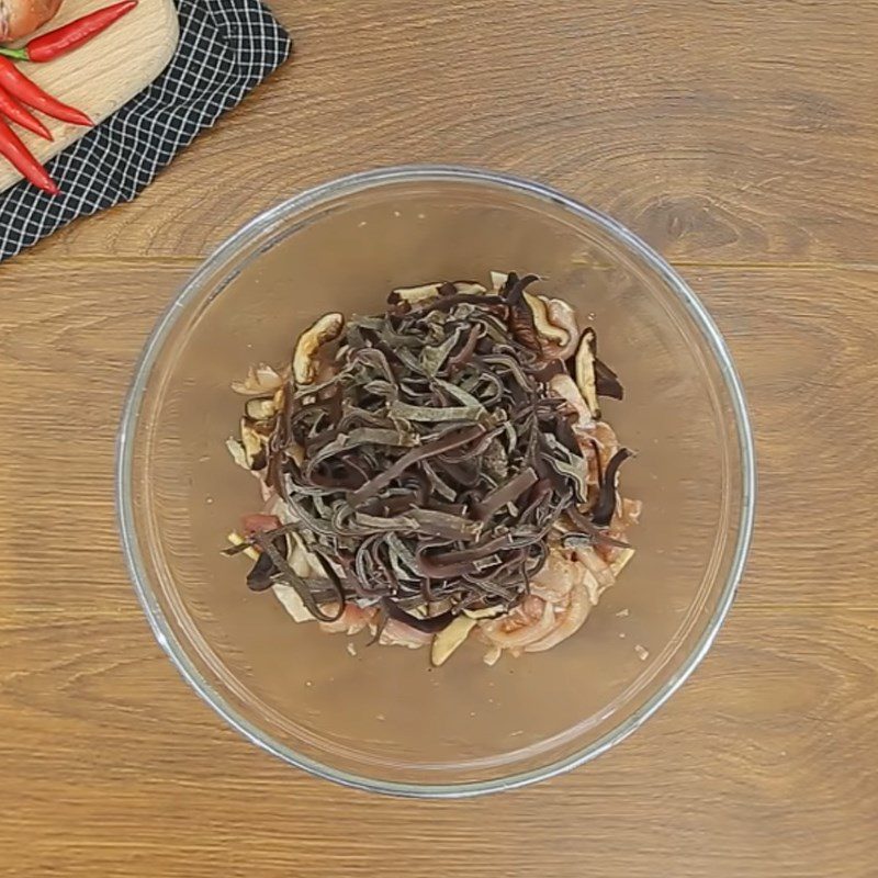 Step 3 Preparing shiitake and wood ear mushrooms Steamed chicken with shiitake and wood ear mushrooms