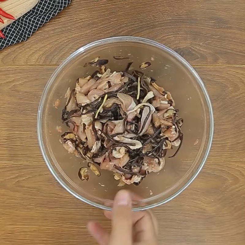 Step 3 Preparing shiitake and wood ear mushrooms Steamed chicken with shiitake and wood ear mushrooms