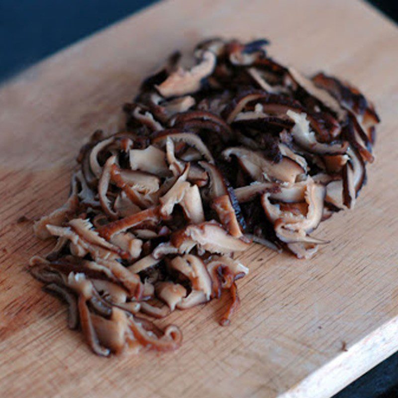 Step 3 Preparing shiitake and wood ear mushrooms Steamed chicken with shiitake and wood ear mushrooms