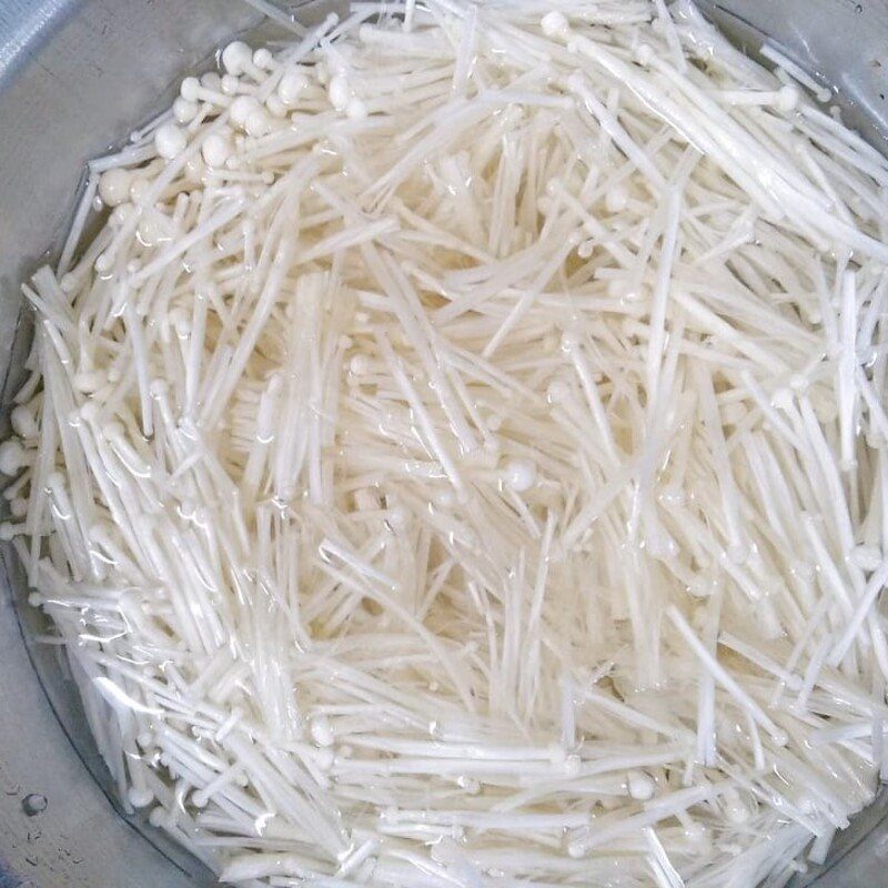 Step 1 Prepare enoki mushrooms Vegetarian shredded pork from enoki mushrooms