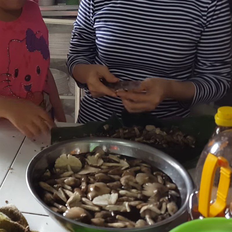 Step 3 Prepare wood ear mushrooms Chicken porridge with wood ear mushrooms and mung beans