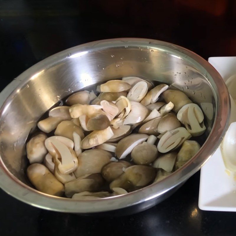 Step 3 Preliminary processing of straw mushrooms Steamed chicken with straw mushrooms