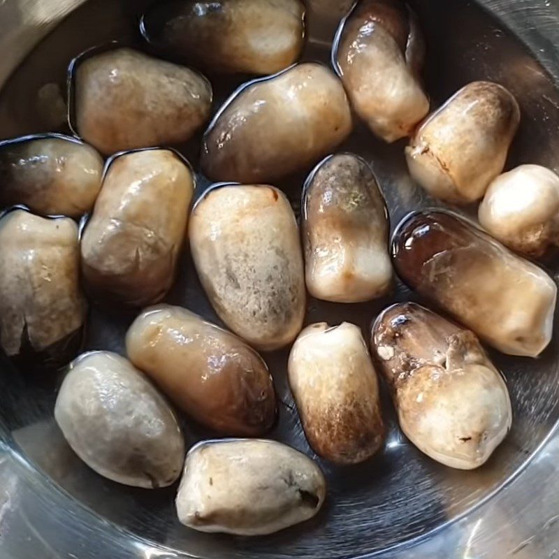 Step 1 Prepare straw mushrooms for Sour Mustard Greens Stir-fried with Straw Mushrooms (Vegan)