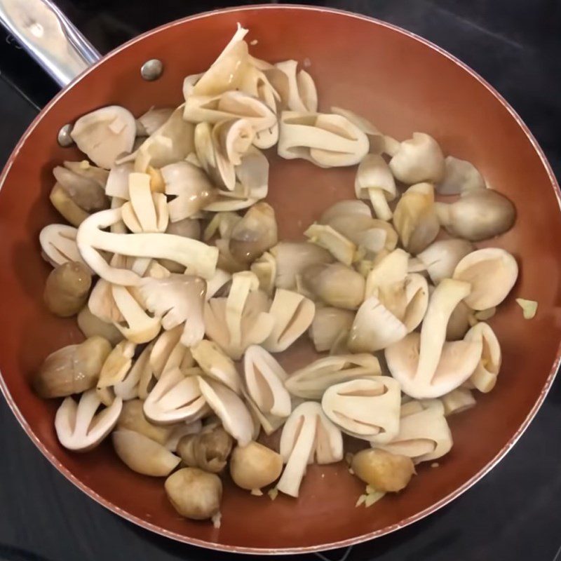 Step 3 Preliminary processing of straw mushrooms Steamed chicken with straw mushrooms