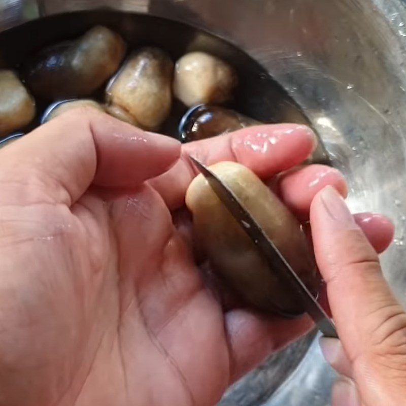 Step 1 Prepare straw mushrooms for Sour Mustard Greens Stir-fried with Straw Mushrooms (Vegan)