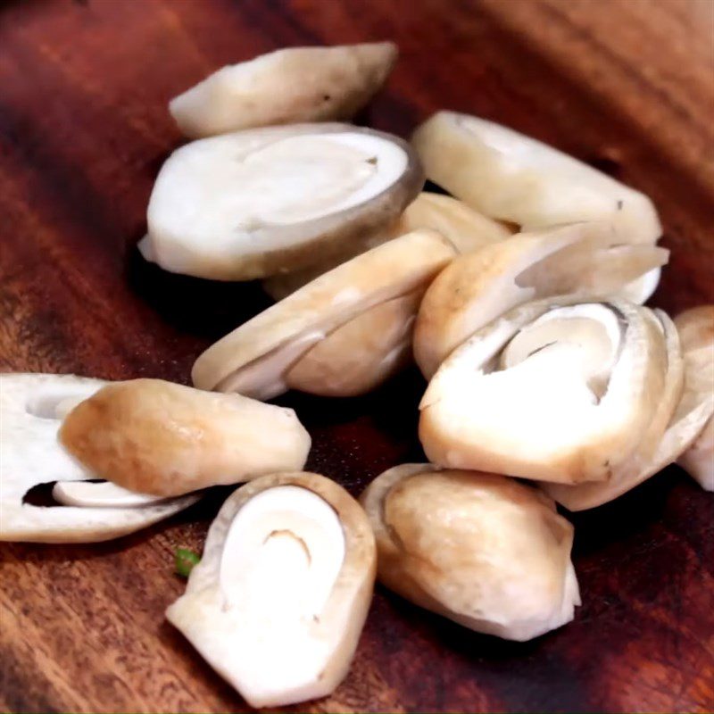 Step 1 Prepare the straw mushrooms for Stir-fried Squash Flowers with Straw Mushrooms