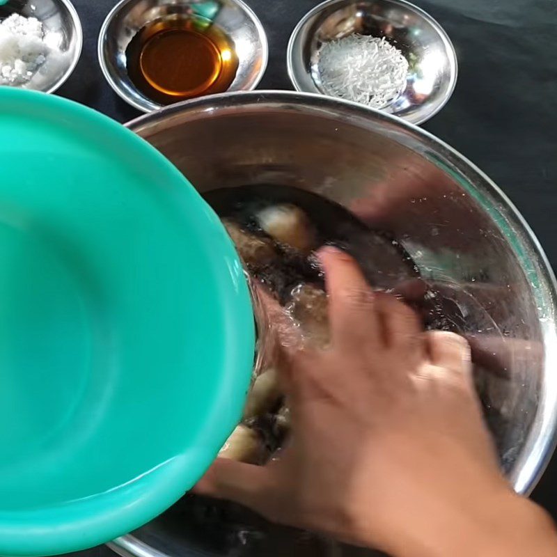 Step 1 Prepare straw mushrooms for Sour Mustard Greens Stir-fried with Straw Mushrooms (Vegan)