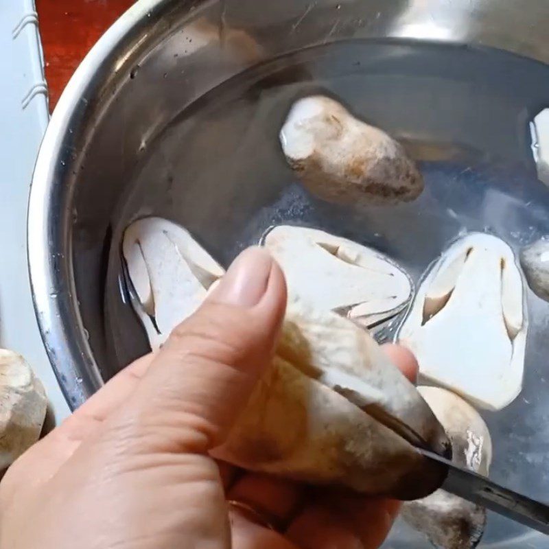 Step 1 Prepare the straw mushrooms and lemongrass Steamed straw mushrooms with lemongrass and garlic