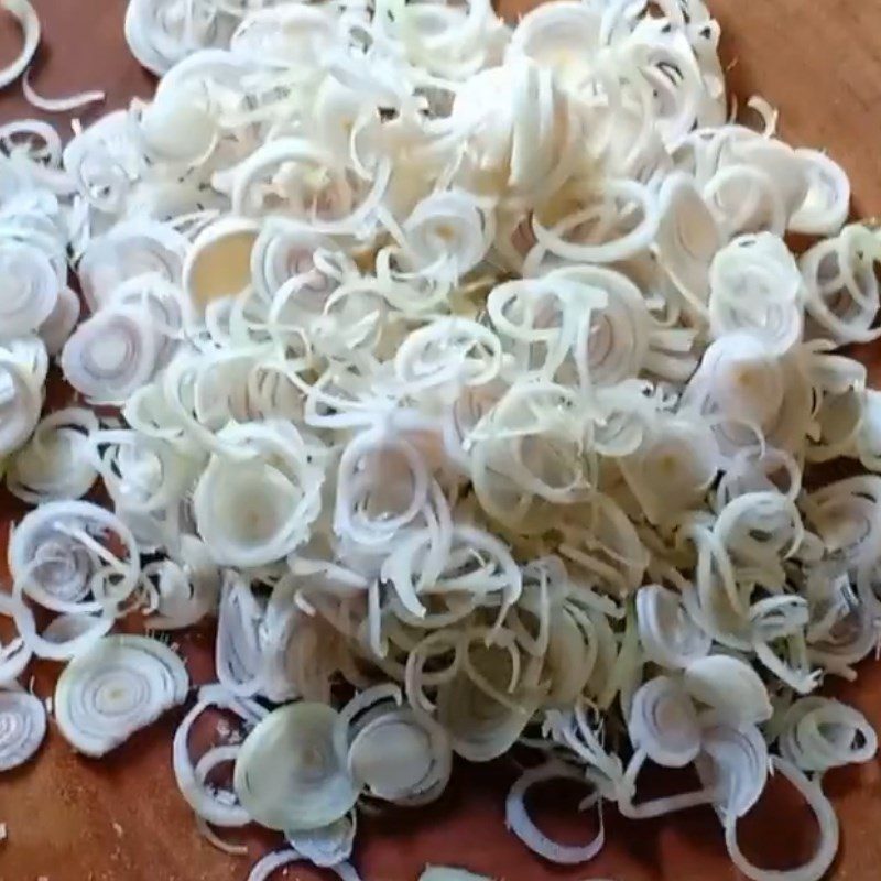 Step 1 Prepare the straw mushrooms and lemongrass Steamed straw mushrooms with lemongrass and garlic