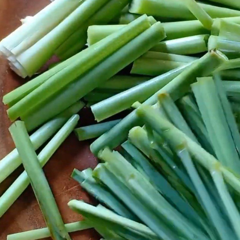 Step 1 Prepare the straw mushrooms and lemongrass Steamed straw mushrooms with lemongrass and garlic