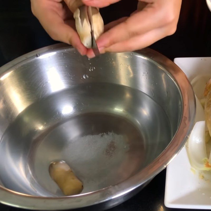 Step 3 Preliminary processing of straw mushrooms Steamed chicken with straw mushrooms