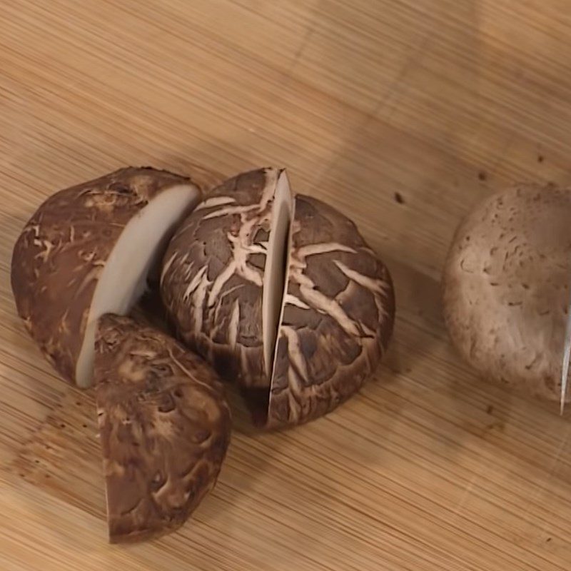 Step 2 Preparation of mushrooms and vegetables Chicken braised with mushrooms