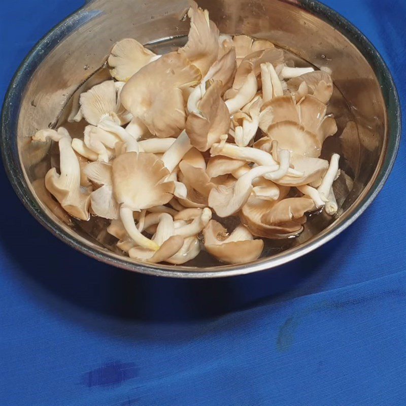 Step 2 Prepare mushrooms for vegetarian bun thang