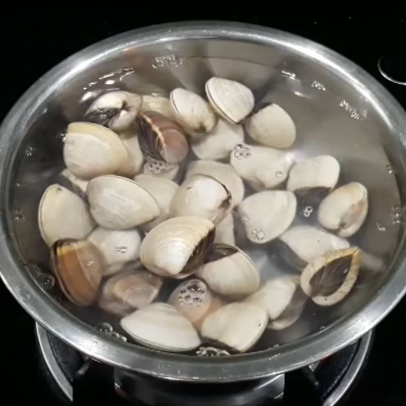 Step 1 Prepare the clams for Traditional Clam Porridge