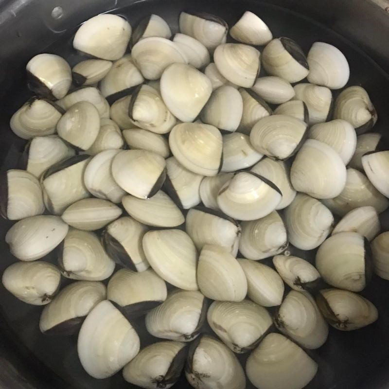 Step 1 Prepare the clams Steamed Clams with Lemongrass and Pineapple