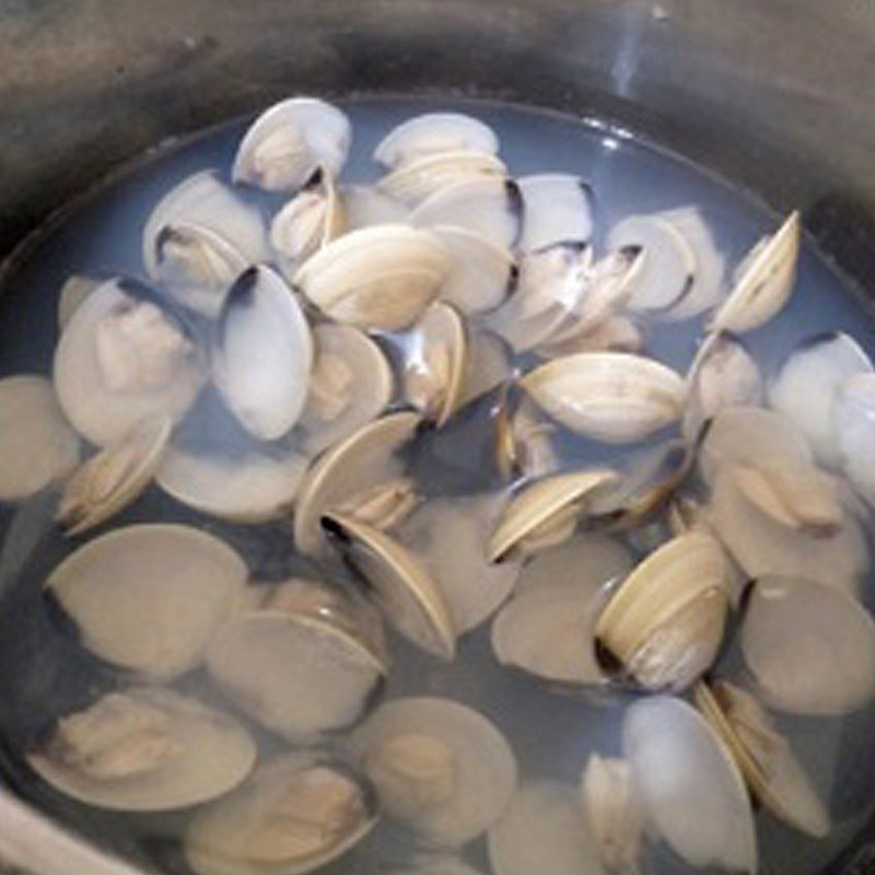 Step 1 Preparing clams for Clam Soup with Pineapple