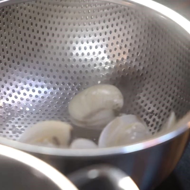 Step 1 Prepare the clams for Standard Nghệ Clam Porridge