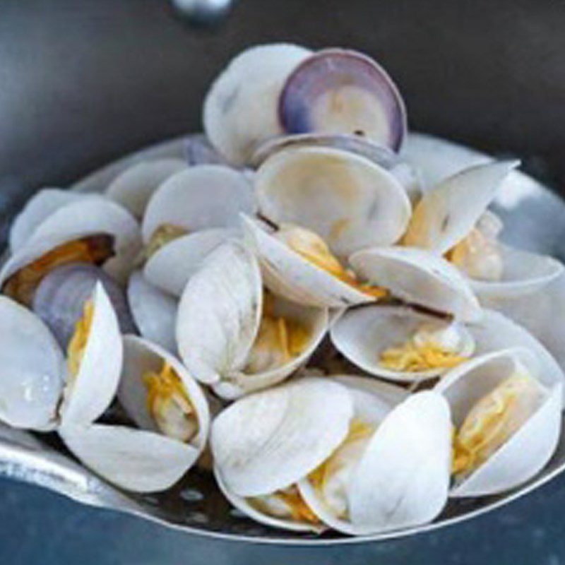 Step 1 Preparing clams for Clam Soup with Pineapple