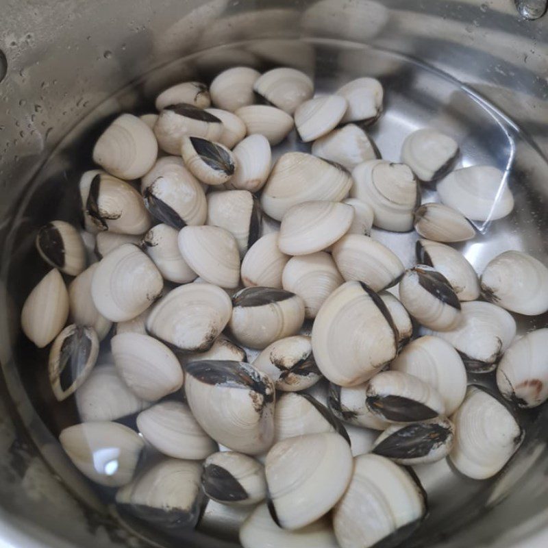 Step 1 Prepare the clams for Pineapple Clam Soup