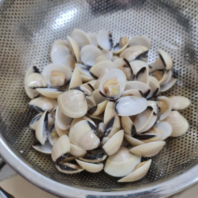 Step 1 Prepare the clams for Pineapple Clam Soup