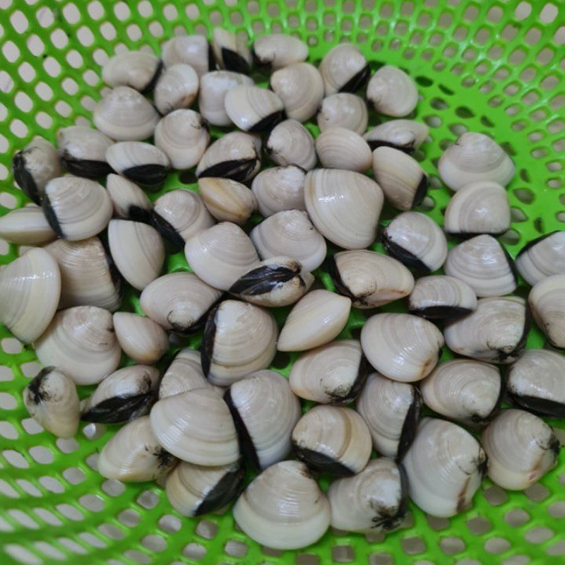 Step 1 Prepare the clams for Pineapple Clam Soup