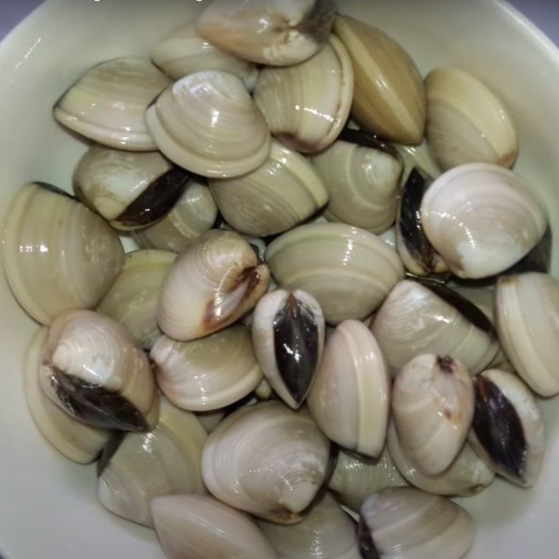 Step 1 Prepare the clams for Amaranth Soup with Clams