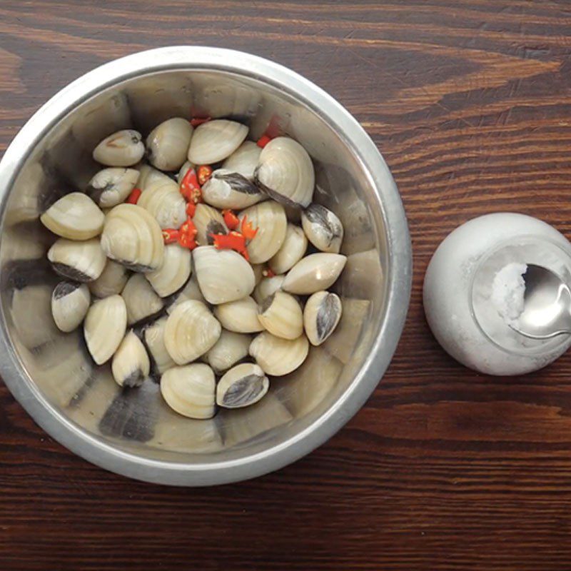 Step 1 Prepare the clams for clam soup with starfruit