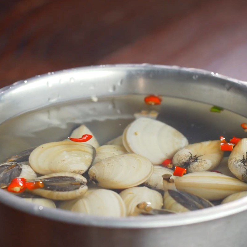 Step 1 Prepare the clams Thai Steamed Clams