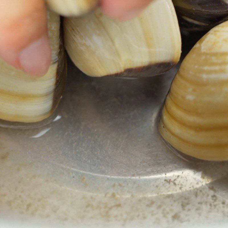 Step 1 Prepare the clams Thai Steamed Clams