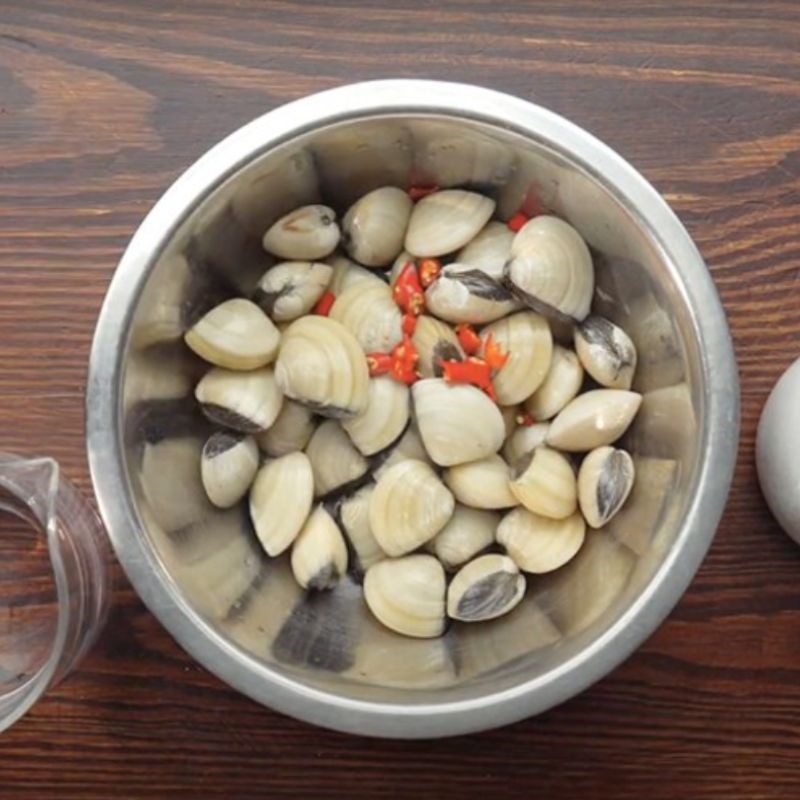 Step 1 Preparing clams for clam noodles