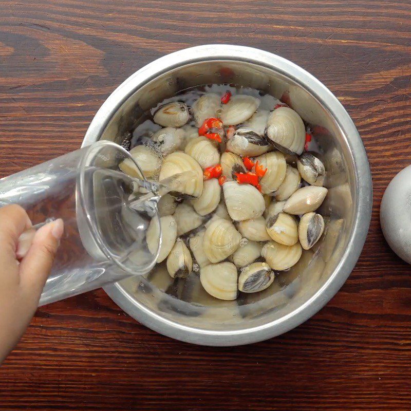 Step 1 Prepare the clams Thai Steamed Clams