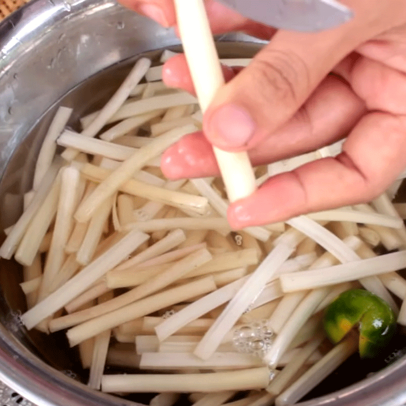 Step 1 Prepare the lotus stem Pickled Lotus Stem with Carrot