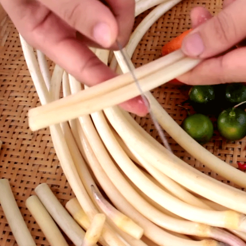 Step 1 Prepare the lotus stem Pickled Lotus Stem with Carrot