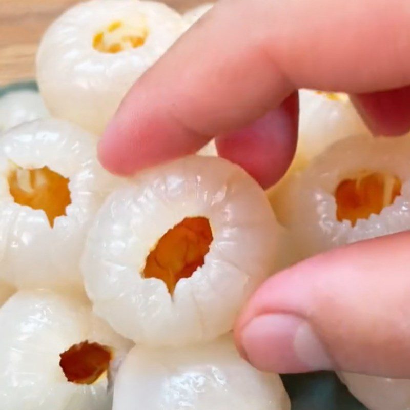 Step 1 Prepare the ingredients for steamed shrimp with lychee