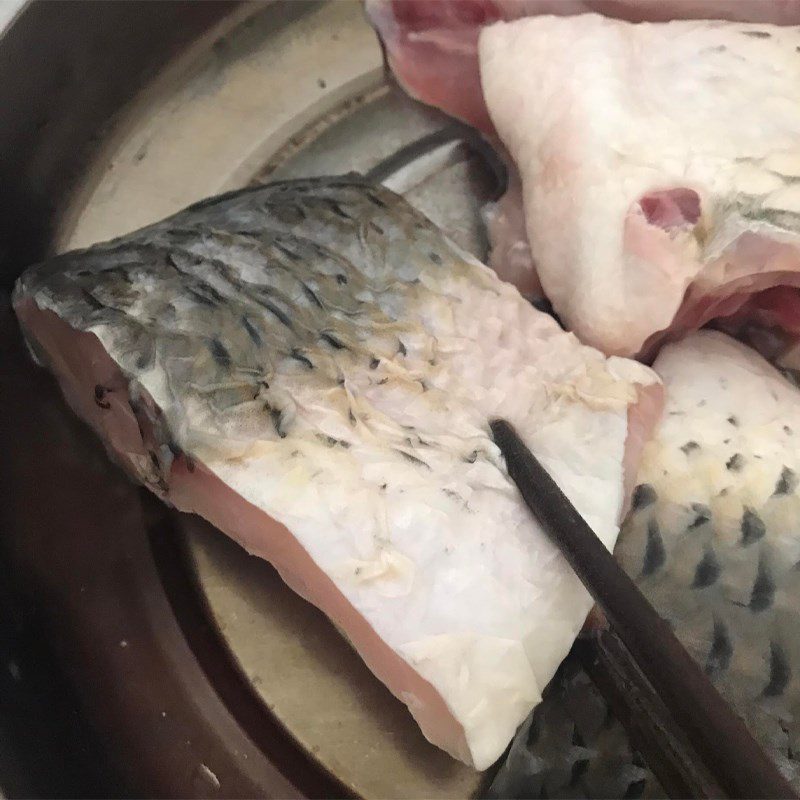 Step 1 Prepare the ingredients for steamed carp with lemongrass