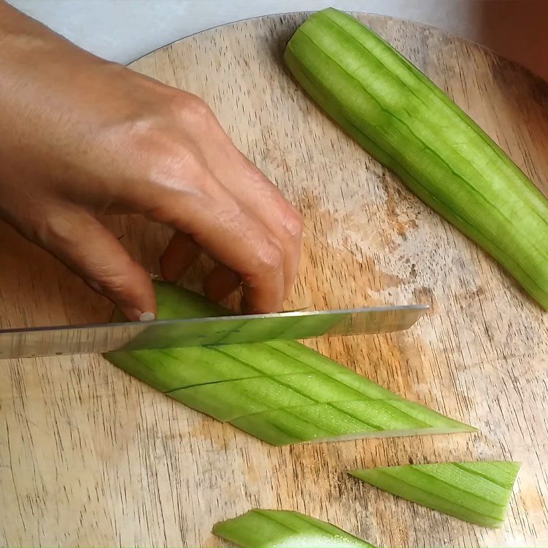 Step 1 Prepare the ingredients for Loofah Soup with Squid