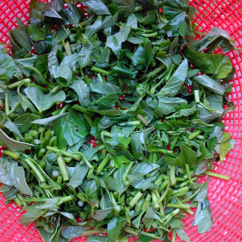 Step 1 Prepare ingredients for Sweet potato leaves soup with minced meat